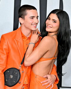 Мандариновая пара: Кайли Дженнер и Тимоти Шаламе вышли в свет в ярко-оранжевых образах