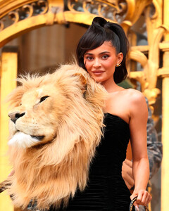 Кайли Дженнер появилась в дерзком платье с головой льва на Неделе моды в Париже