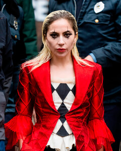 Леди Гага предстала в образе Харли Квинн на съёмках в Нью-Йорке