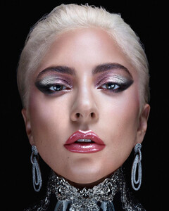 И Гага туда же: певица будет выпускать косметику