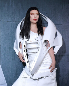 Леди Гага появилась в платье из автодеталей