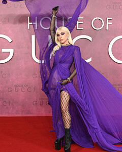 Словно бабочка: Леди Гага выбрала воздушный наряд для премьеры фильма «Дом Gucci»
