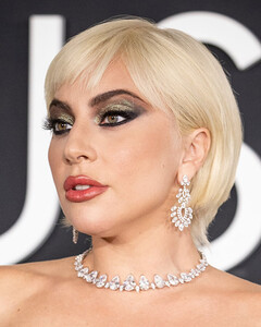Леди Гага сделала короткую стрижку боб на премьере фильма «Дом Gucci»
