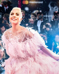 Леди Гага стала лицом аромата Valentino