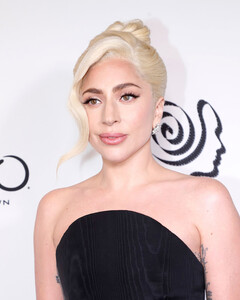 Училась у голливудских икон: Леди Гага вышла в свет в нуарном платье