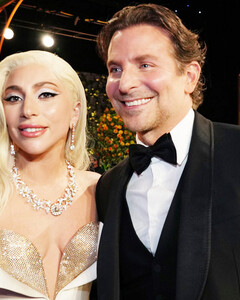Чувства ещё живы? Леди Гага и Брэдли Купер воссоединились на премии SAG Awards 2022