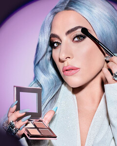 Леди Гага поддерживает фанатов, рекламируя свою косметику
