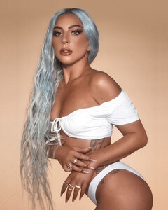 Леди Гага показала провокационный лук для похода на выборы