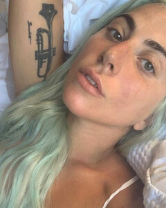 Леди Гага вернулась к русалочьим волосам