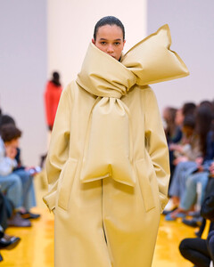 Новая игра форм и материалов: чем удивила коллекция Loewe осень-2026