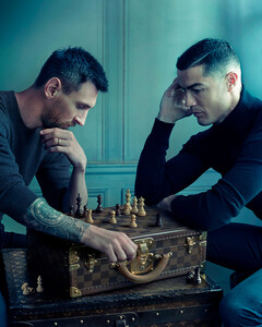 Почему реклама Louis Vuitton с Криштиану Роналду и Лионелем Месси за игрой в шахматы подоспела как раз вовремя