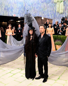 Как неизвестная модель стала частью самого театрального выхода Met Gala 2026 вместе с Мадонной