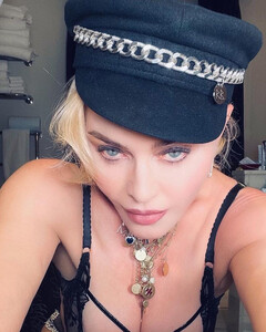После того, как Мадонну уличили в использовании Photoshop, она выложила снимки в нижнем белье
