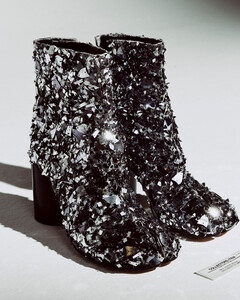 Maison Margiela представили коллекционную серию Tabi под названием Broken Mirror