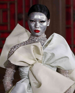Максимально блестящий макияж Пэт Макграт для показа Valentino