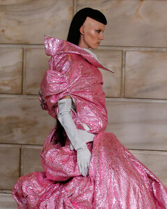 Marc Jacobs представил платья, идеально подходящие для панк-принцессы
