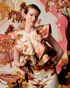 Mary Katrantzou представила коллекцию Resort 2027, вдохновлённую древнегреческими мифами