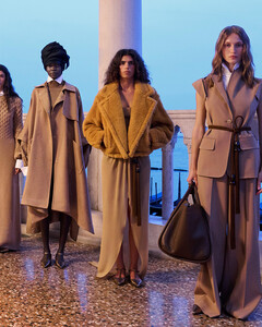 Max Mara готовит показ коллекции Resort 2026 в Неаполе