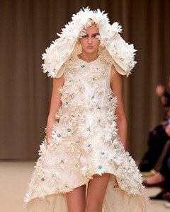 Психология эпохи и мини-юбки нового поколения: как прошёл осенний показ Alexander McQueen 2026