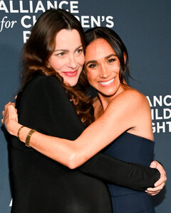 Меган Маркл выбрала для выхода в свет часы принцессы Дианы