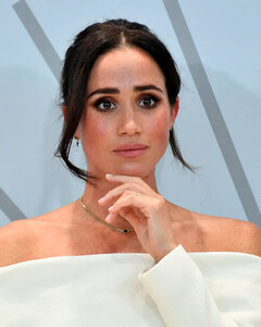 Обзванивает больницы: Меган Маркл пытается восстановить отношения с отцом