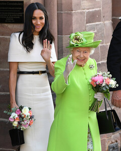 Королевская семья поздравила Меган Маркл с днём рождения с истинно британским юмором