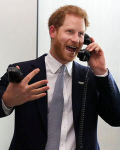 Снимите трубку: как один телефонный звонок изменил жизнь Меган Маркл и принца Гарри?
