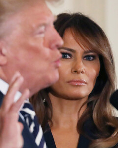 Фото доказали: Мелания Трамп испытывает отвращение к мужу
