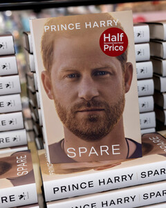 Мемуары принца Гарри стали самой быстропродаваемой книгой всех времён