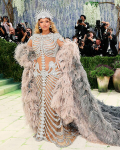 Звёздные гости и лучшие образы Met Gala 2026