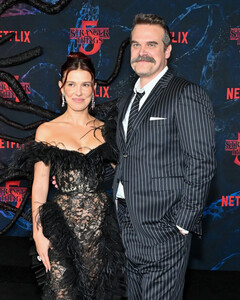 А как же травля? Милли Бобби Браун и Дэвид Харбор появились вместе на премьере «Очень странных дел»