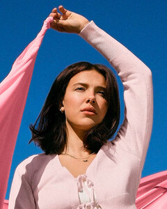 Милли Бобби Браун представила коллекцию своего нового бренда Mills