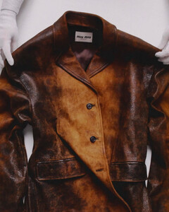 Miu Miu показали, как создаются изделия из состаренной кожи