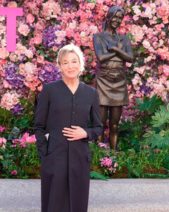 В Лондоне появился памятник в честь Бриджит Джонс