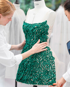Федерация высокой моды смягчила правила производства одежды haute couture