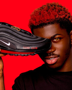 Компания Nike подала в суд на создателей кроссовок с кровью