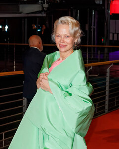 Памела Андерсон задала весеннее настроение на красной дорожке Берлинского кинофестиваля