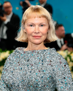 Памела Андерсон шокировала гостей Met Gala 2025 радикальной стрижкой