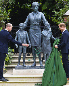 Принцы Уильям и Гарри открыли статую принцессы Дианы в Кенсингтонском дворце