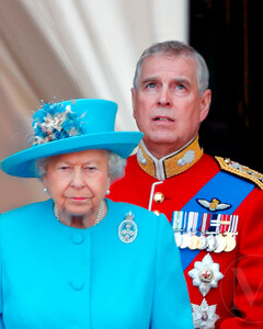 Почему королева Елизавета II отказалась лишать принца Эндрю последнего титула?