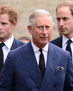 Почему принц Чарльз соревнуется за популярность со своими сыновьями — Гарри и Уильямом?