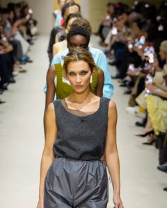 Prada осень–зима 2026: гардероб как искусство выбора