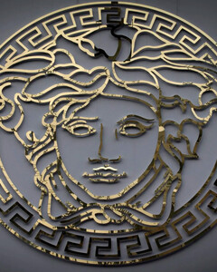 Prada Group завершила покупку Versace за $1,35 млрд