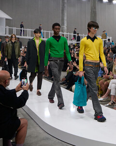 Сюрреализм и молодость: Prada весна-лето 2025 Menswear