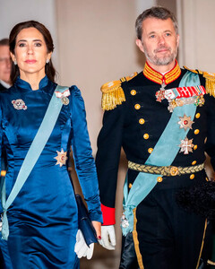 Принц Фредерик и принцесса Мэри ушли с дипломатического приёма в Копенгагене в статусе нового короля и королевы Дании