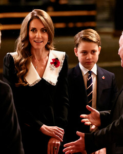 Принц Джордж впервые появился на Королевском фестивале памяти