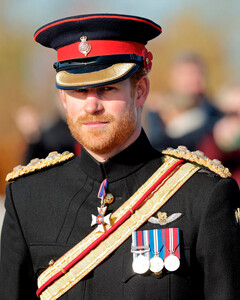 Принцу Гарри разрешили надеть военную форму на церемонию бдения во время народного прощания с Елизаветой II в Лондоне