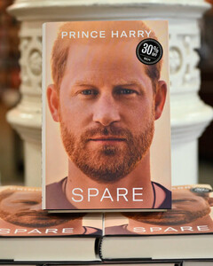 «Продолжение следует?»: книга принца Гарри стала одной из самых продаваемых в категории мемуаров