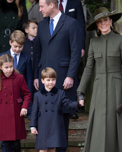 Юный джентльмен: принц Луи очаровал публику трогательным жестом в адрес своей сестры Шарлотты на рождественской прогулке