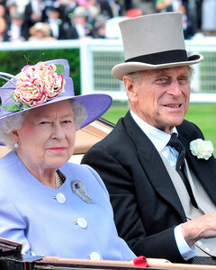 Елизавета II не была рядом с принцем Филиппом в момент его смерти